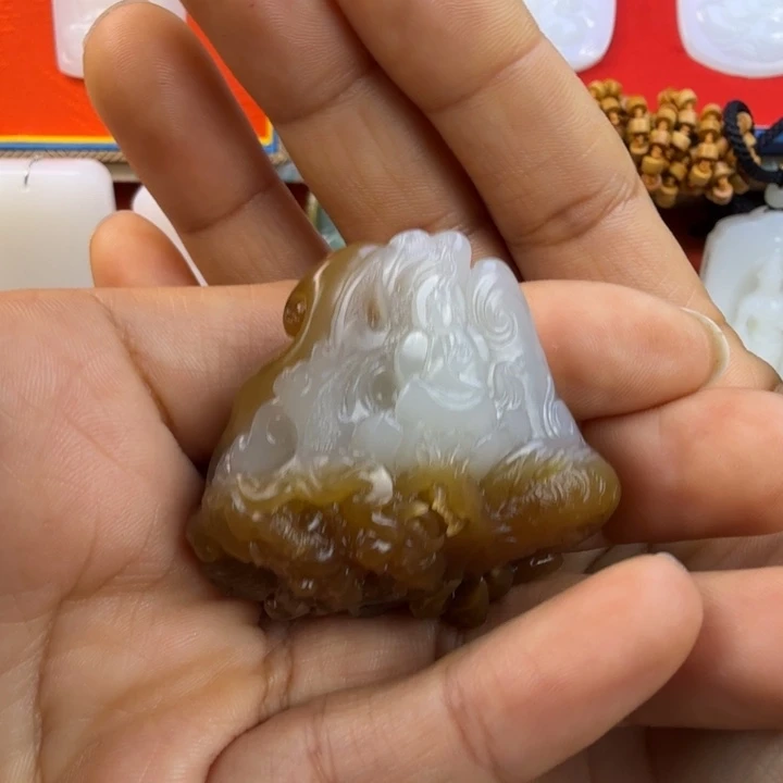 宁***司和田玉未镶嵌颈饰