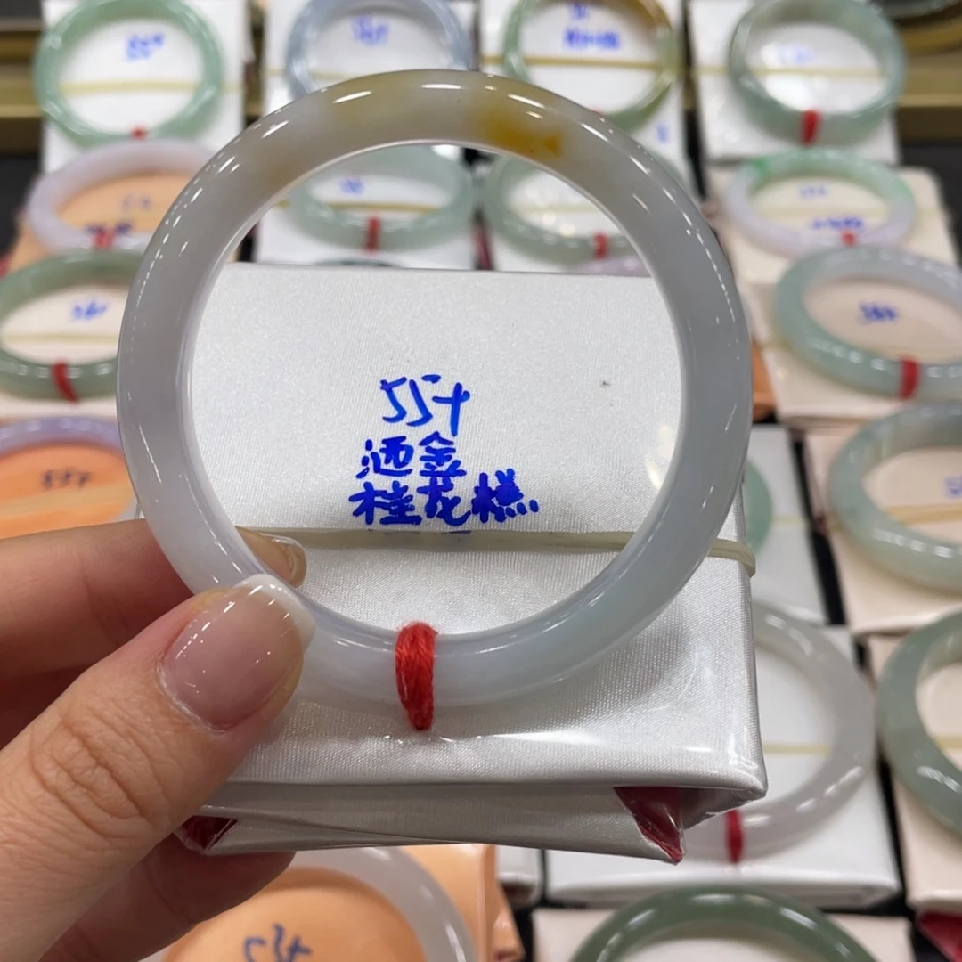 翡翠手镯未镶嵌翡翠