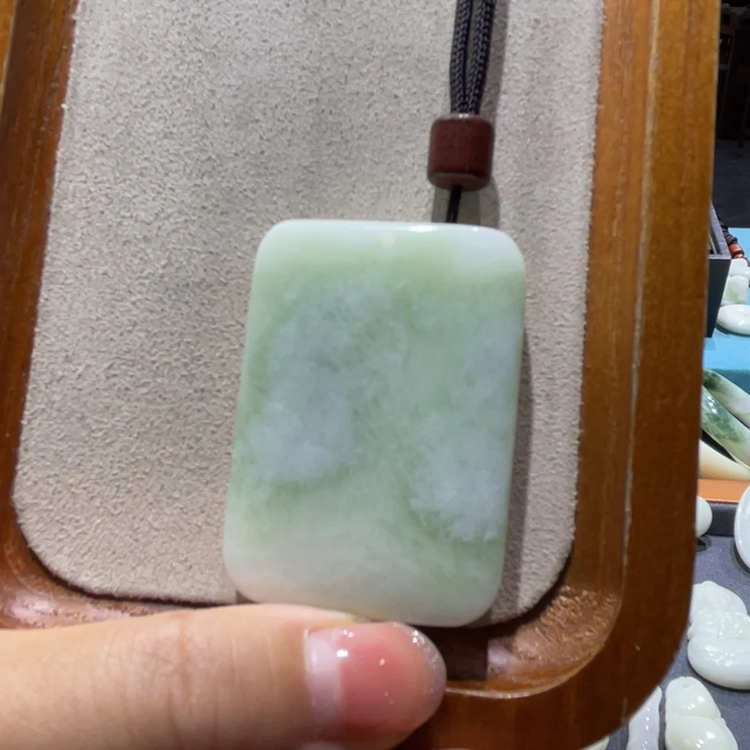 蓝田玉（蛇纹石化大理石玉）颈饰未镶嵌佛*娃