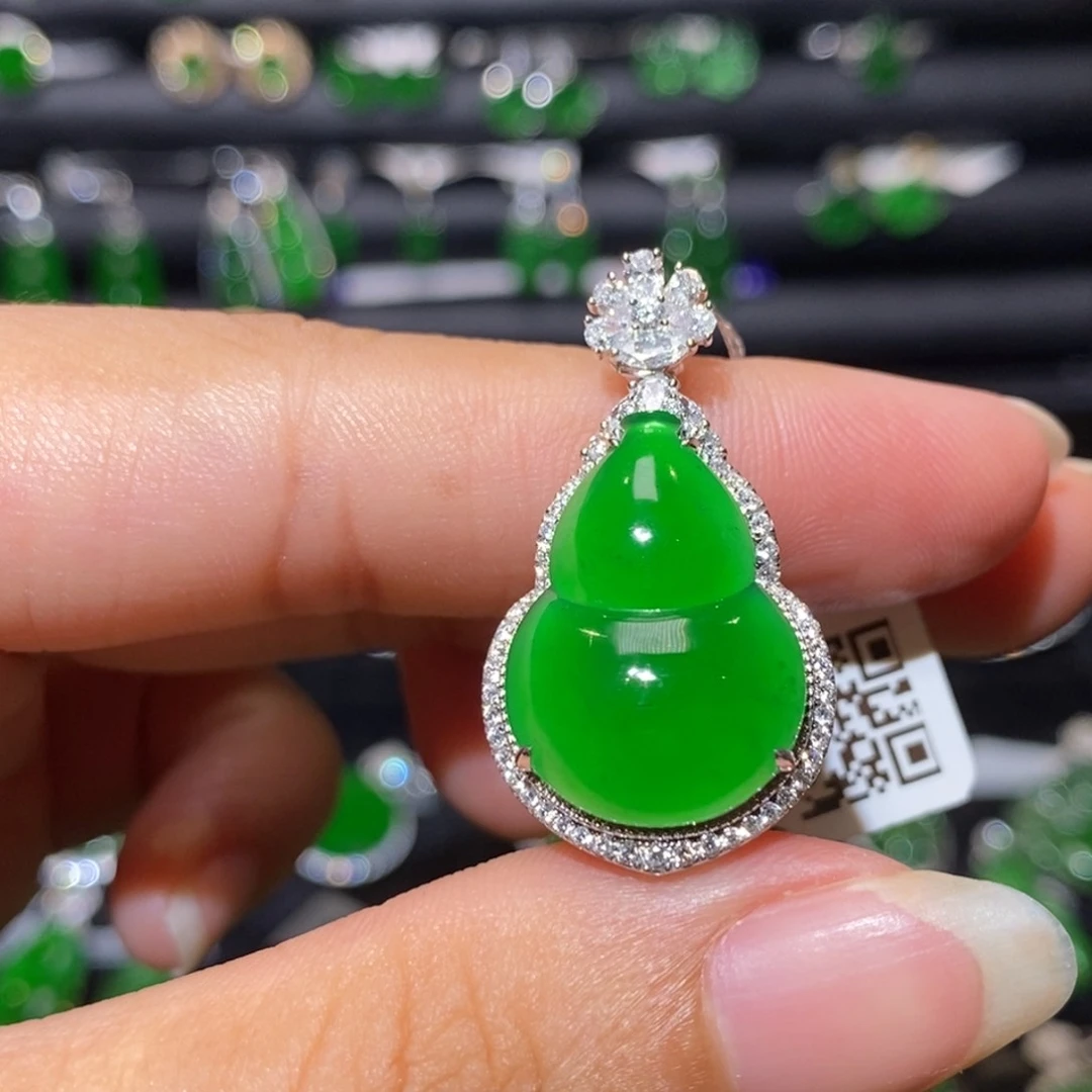 翡翠18K金镶嵌颈饰葫芦吊坠