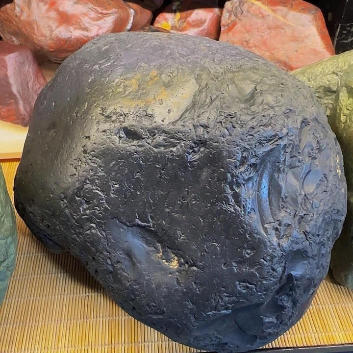 天然黑油亮泥玉摆件