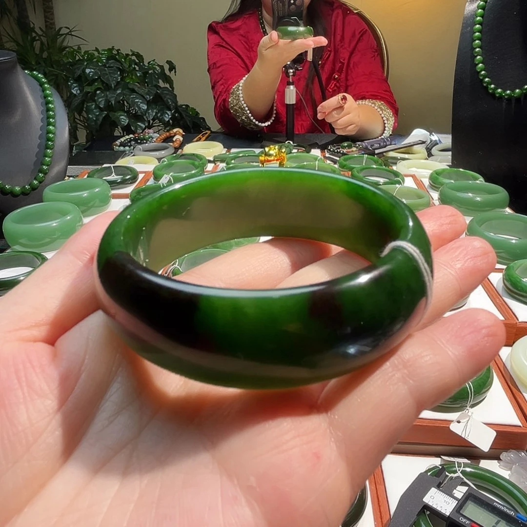 未镶嵌手镯和田玉俄七聚红皮58圈口