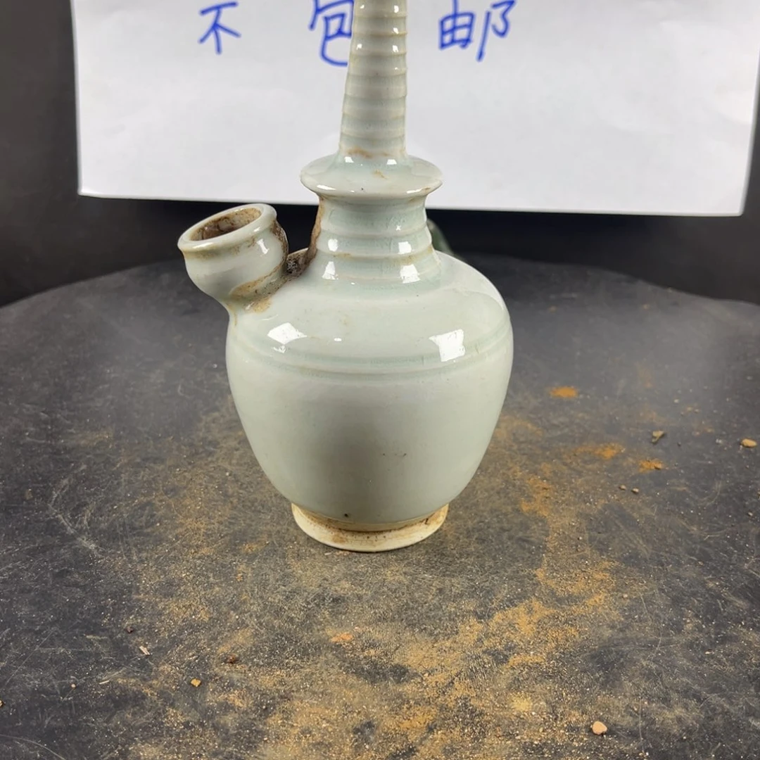 罐漂亮的小瓷器和