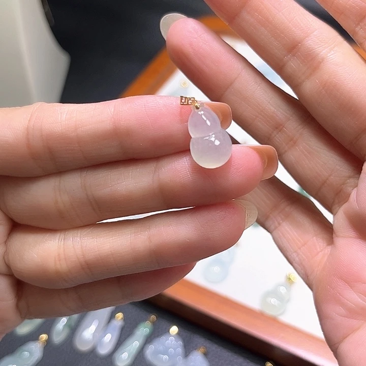 翡翠18K金镶嵌颈饰葫芦