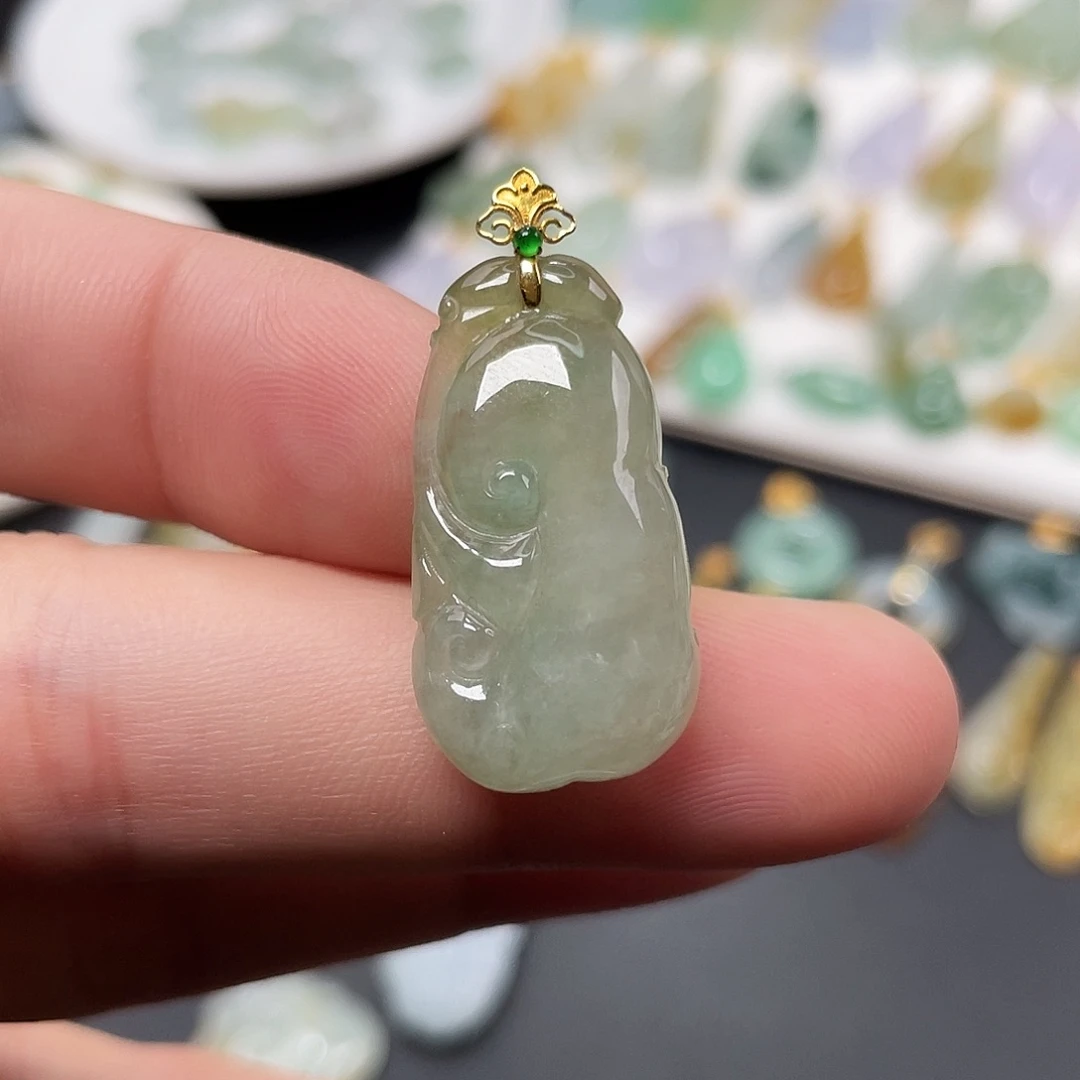 翡翠18K金镶嵌颈饰如意