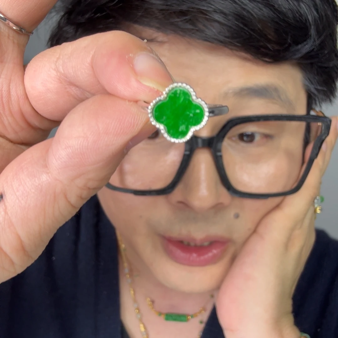 翡翠未镶嵌颈饰一件
