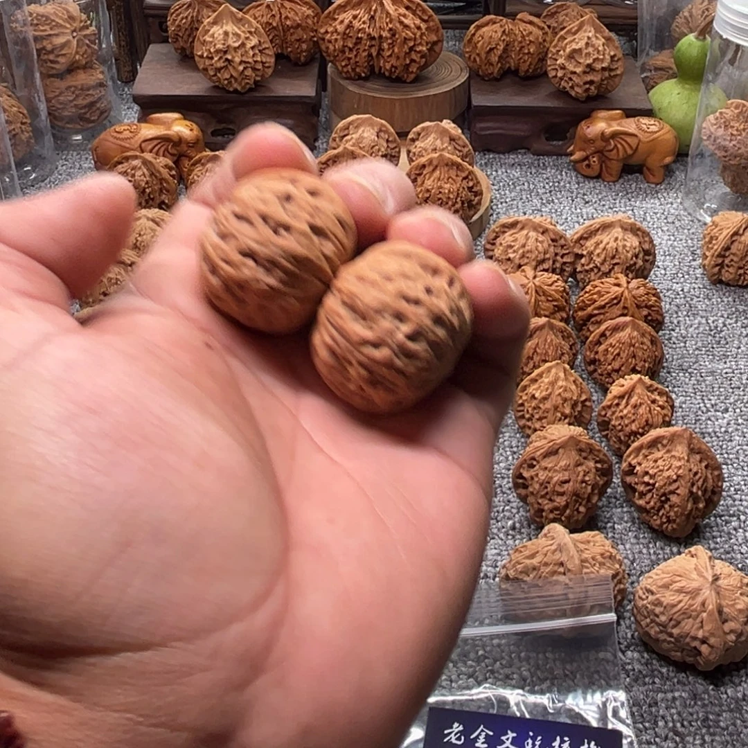 刘***.文玩核桃把件铁锤微修