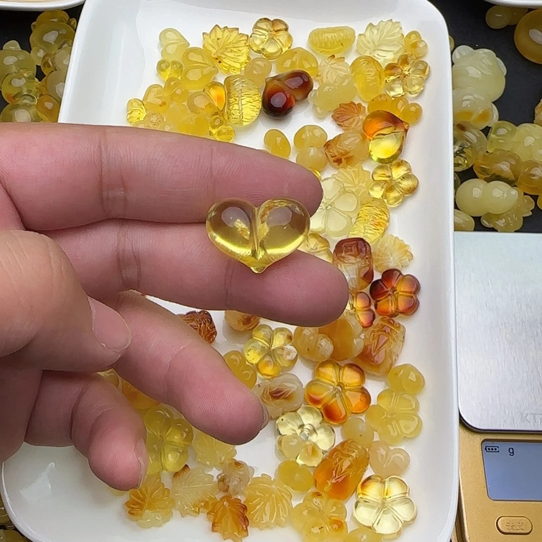 丹***敏琥珀未镶嵌珠宝奇石