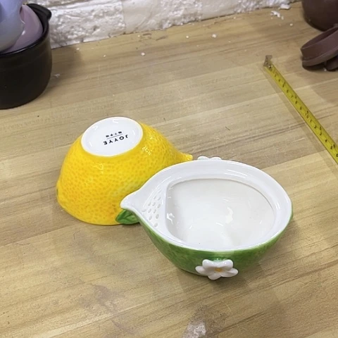 微瑕，不能明火，口径9厘米，高度4，2个黄，2个绿