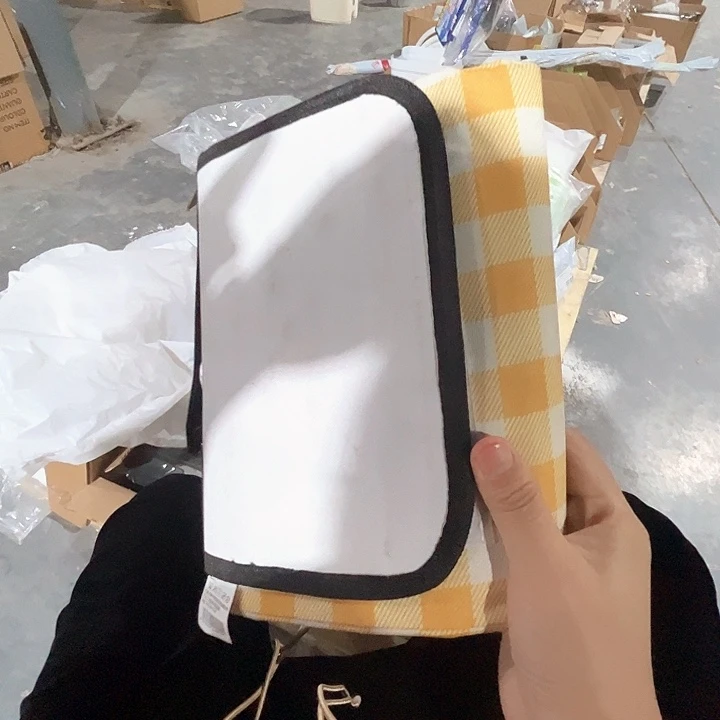 瑕疵微脏野餐垫。