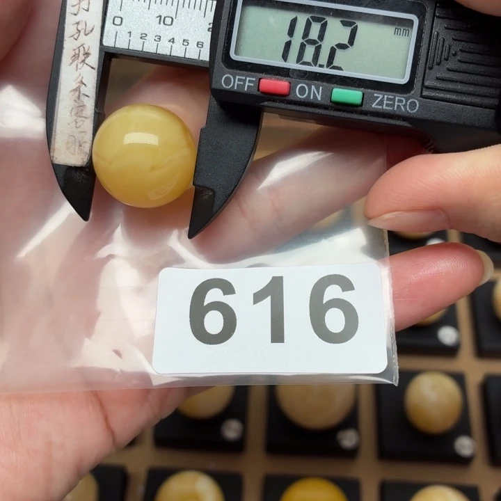 無***极未镶嵌琥珀裸石蜜蜡