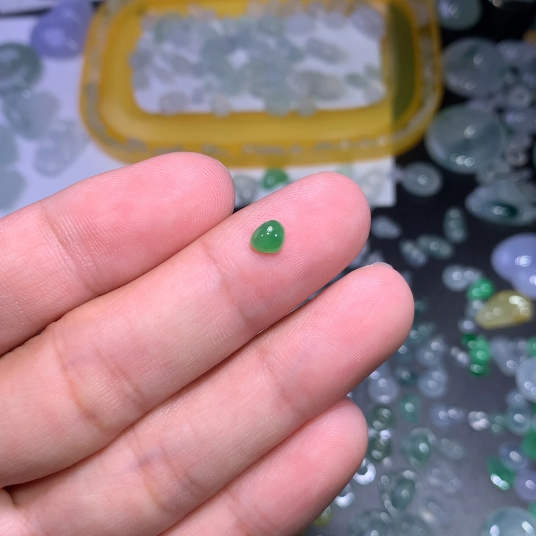 翡翠未镶嵌颈饰爱心