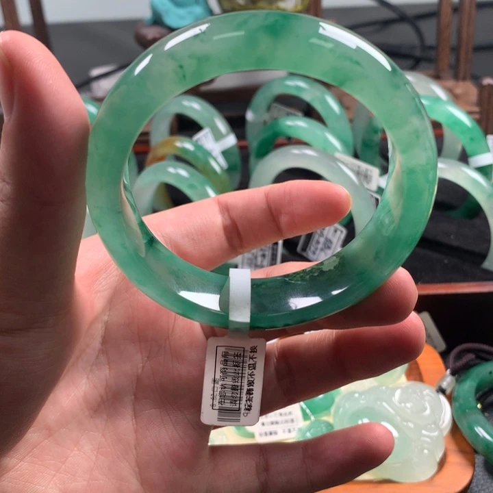 石英质玉（非洲翠）未镶嵌颈饰