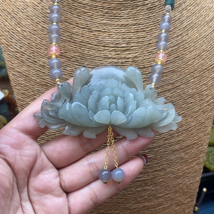 蛇纹石玉吊坠合金