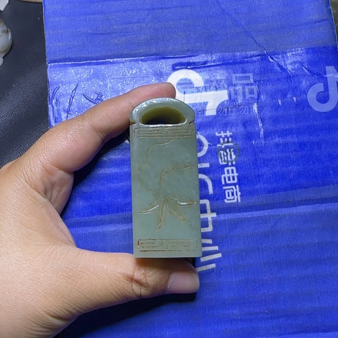 纵***8和田玉未镶嵌把件