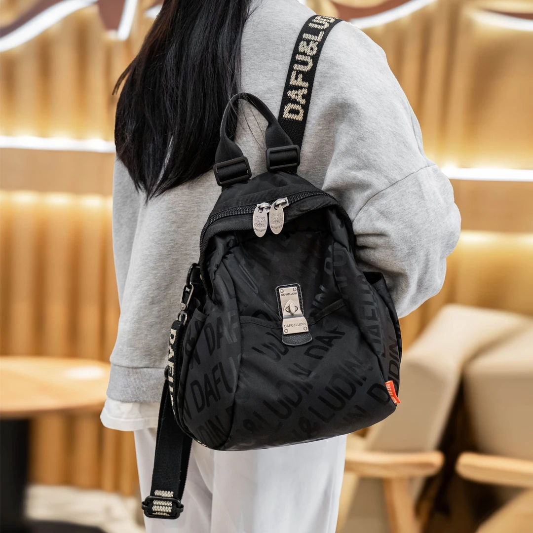 男女同款经典百搭秋冬新款热卖休闲户外防水多功能大容量双肩包