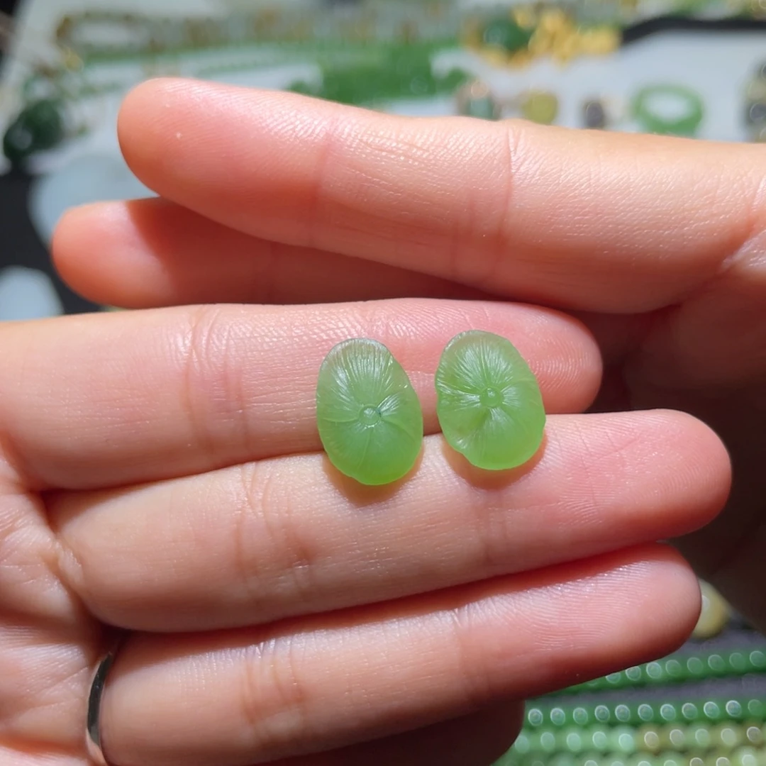 未镶嵌和田玉耳饰苹果绿荷叶一对