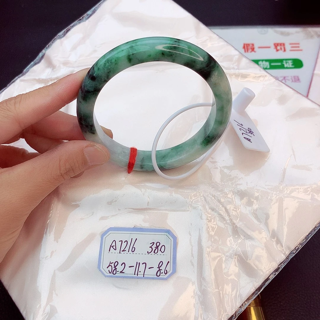 翡翠手镯未镶嵌翡翠
