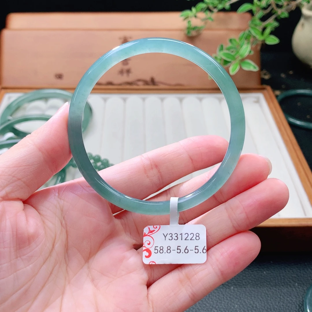翡翠未镶嵌手镯（圆镯）