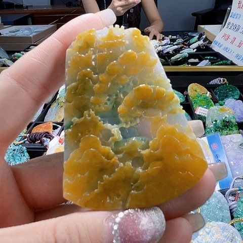 翡翠未镶嵌颈饰一个
