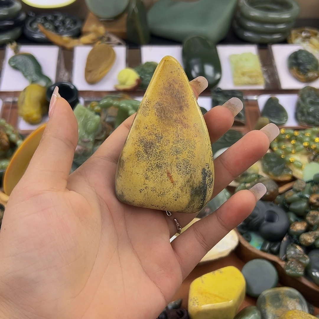 未镶嵌岫岩河磨玉（透闪石质玉）把件