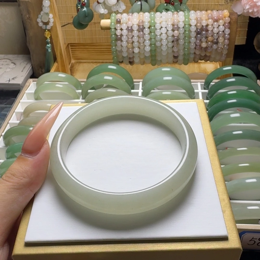 手镯石英质玉未镶嵌