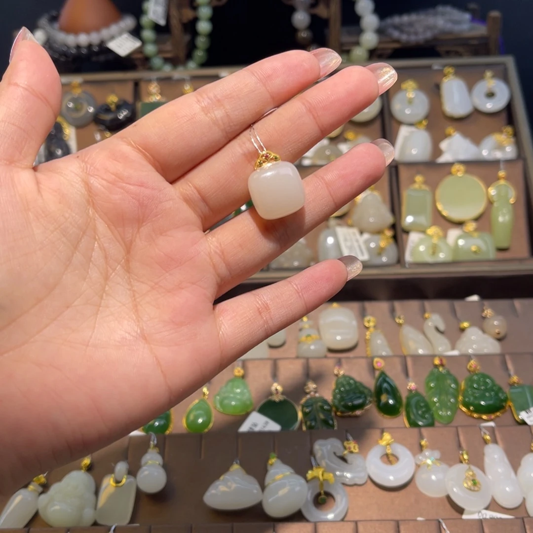 ξ***萌和田玉18K金镶嵌吊坠(赠链)