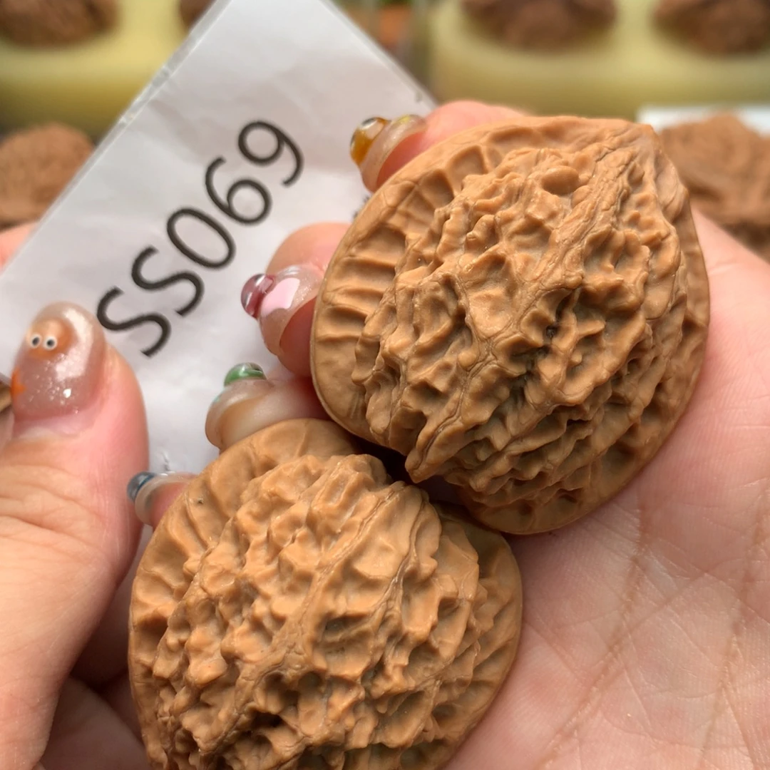 文玩核桃把件全品金牛40