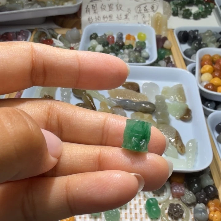 虫***飞和田玉未镶嵌珠宝半成品