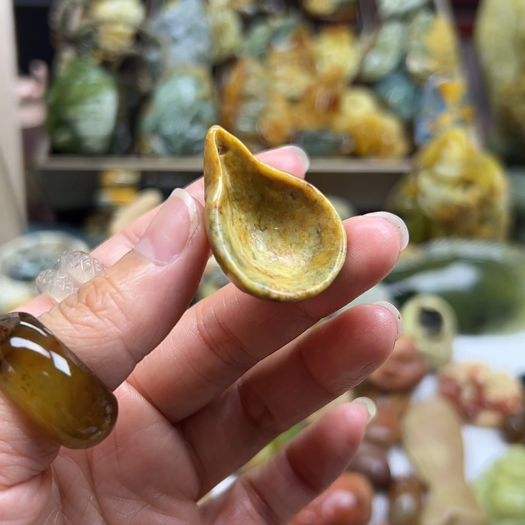 岫岩河磨玉（透闪石质玉）未镶嵌颈饰河磨玉水瓢