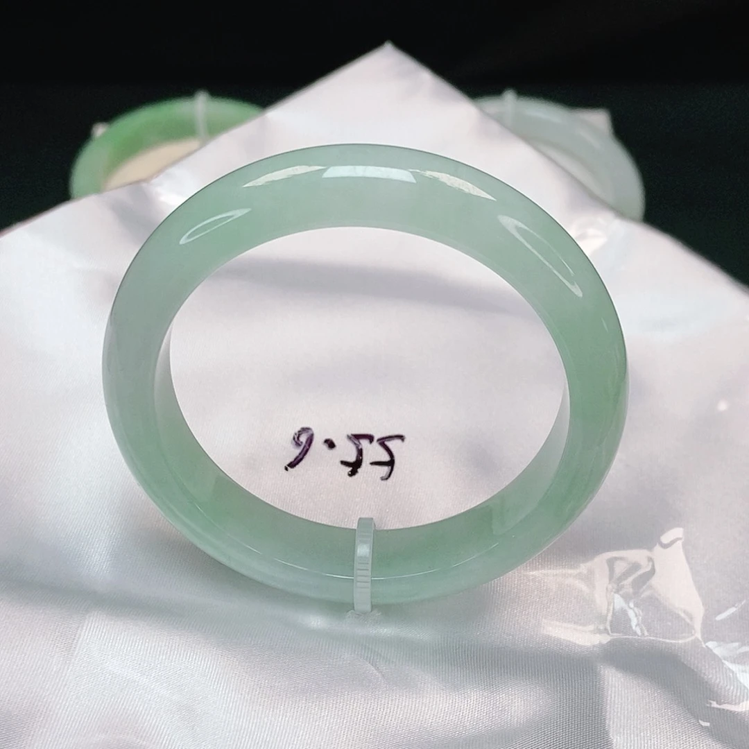 翡翠手镯未镶嵌正圈