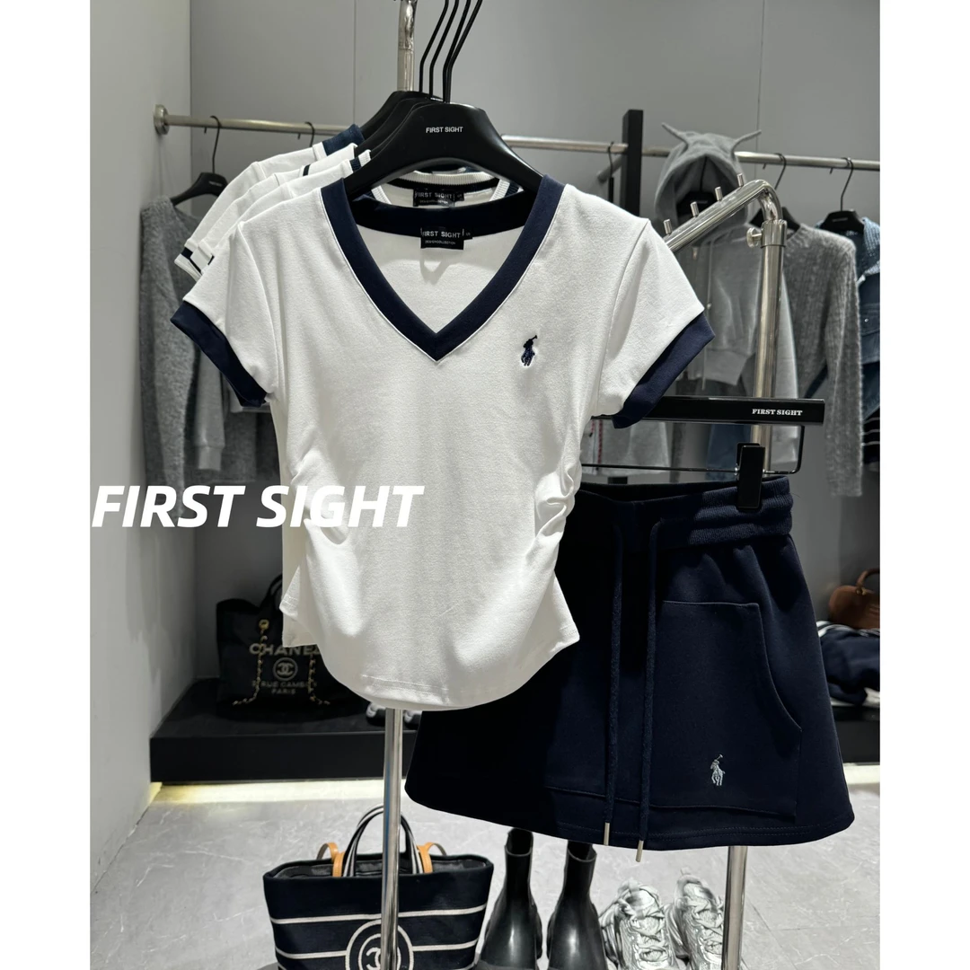 米SU私服【V领刺绣图案撞色领口T恤】2025夏季新品时尚简约正肩短袖