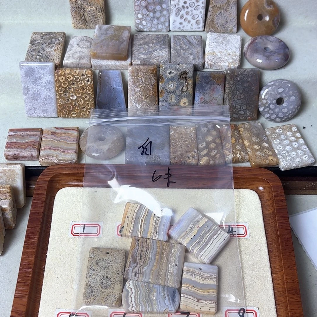 黑***白硅化玉未镶嵌颈饰