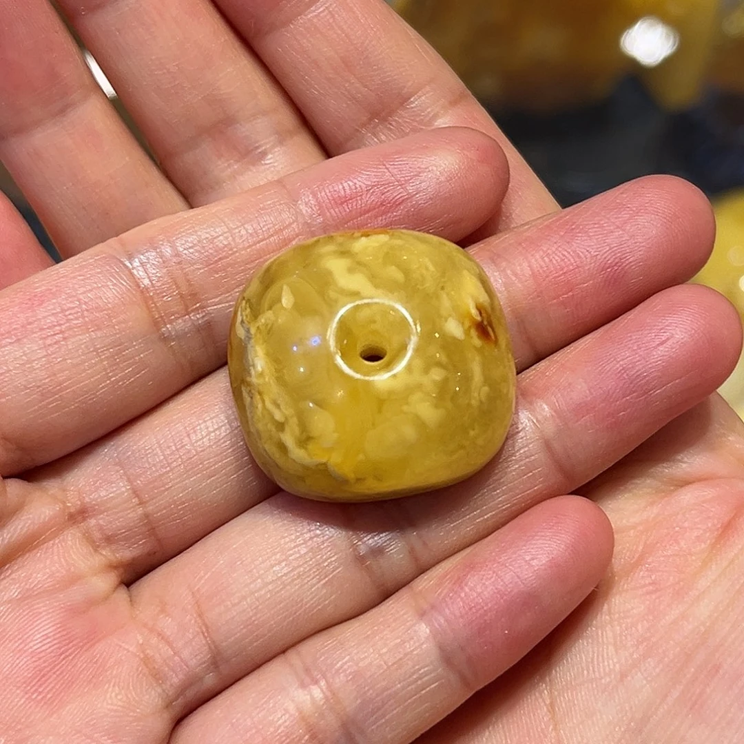 琥珀颈饰未镶嵌藏扣