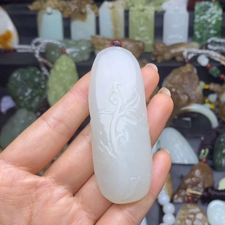 颈饰未镶嵌和田玉（糖玉）节节高