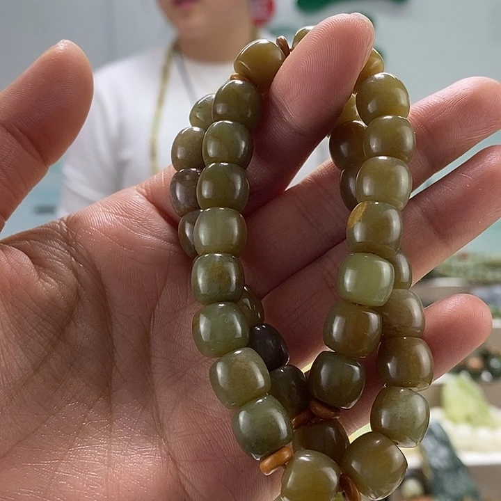 透闪石质玉手持，微瑕未镶嵌