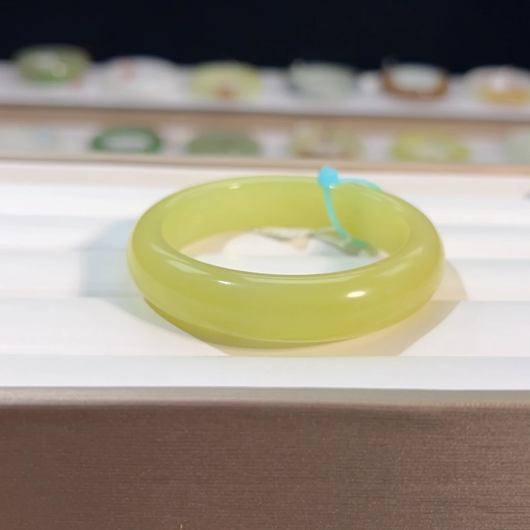 和田玉手镯未镶嵌鸡油黄