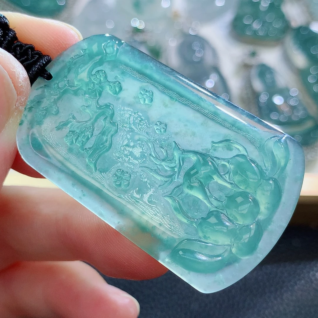 翡翠挂件未镶嵌翡翠