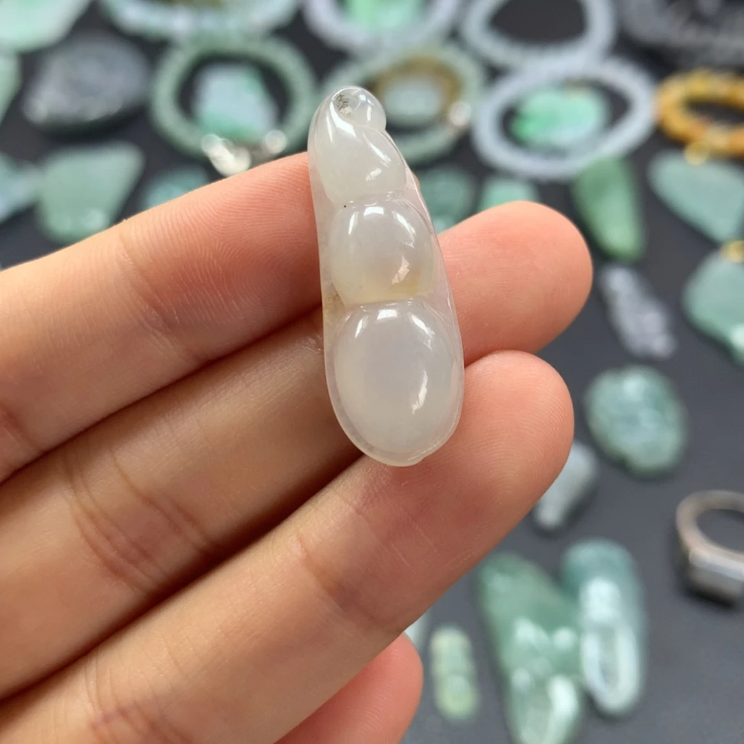 翡翠未镶嵌颈饰豆子