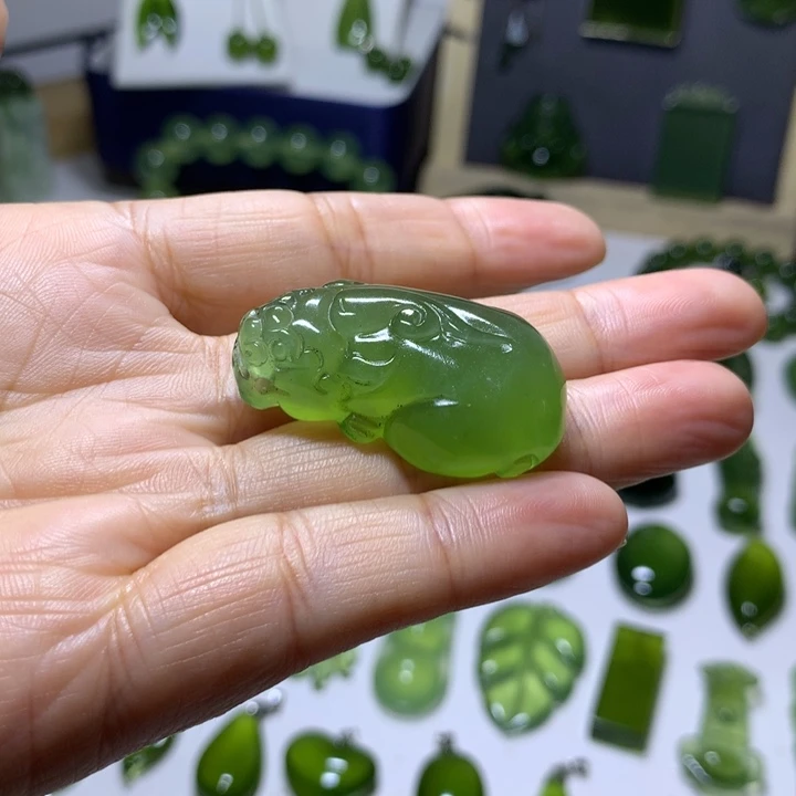 岫玉未镶嵌颈饰吊坠