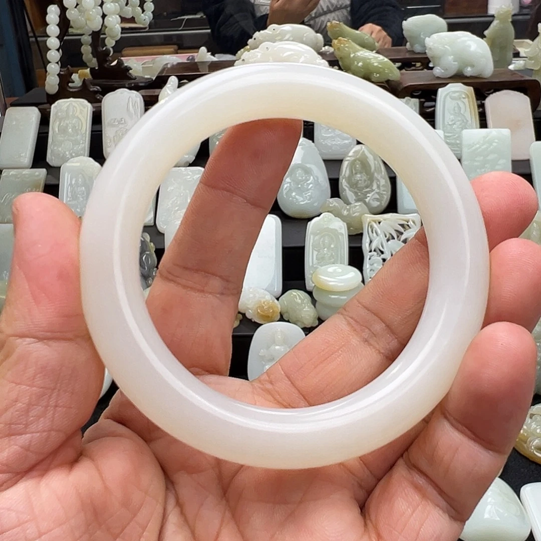 守****和田玉18K金镶嵌颈饰