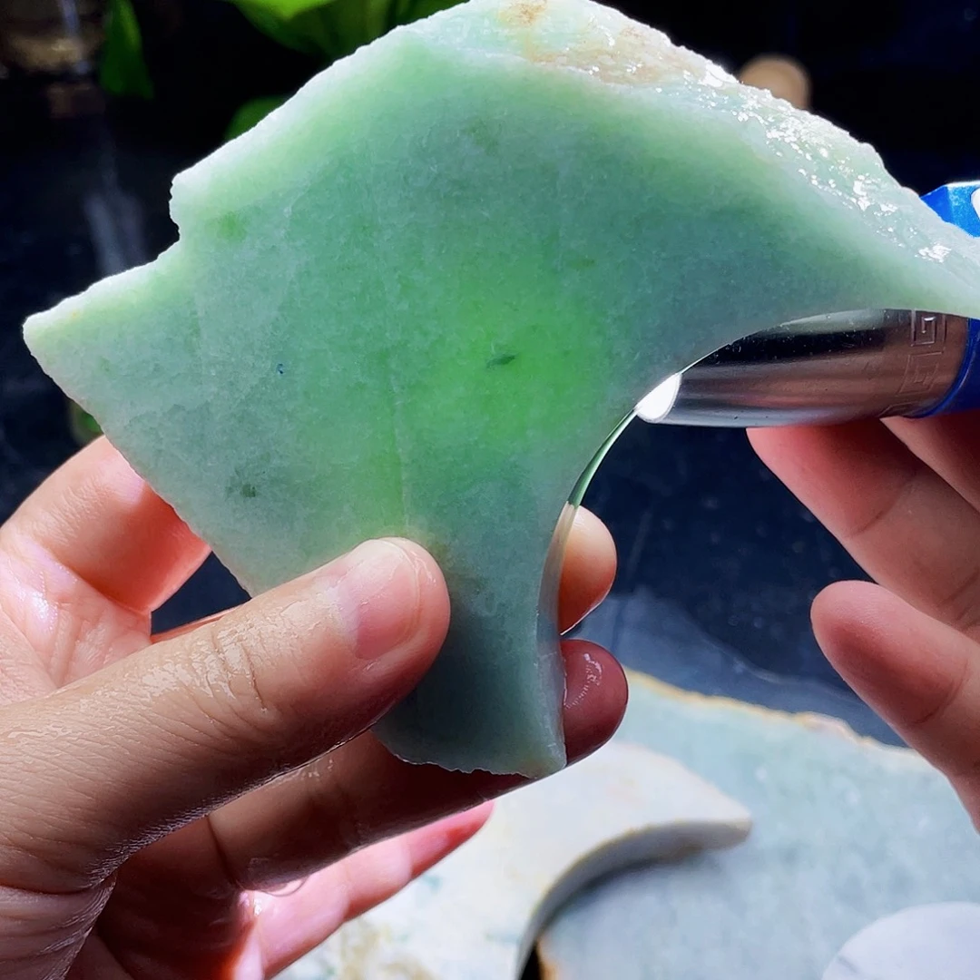 翡翠未镶嵌颈饰毛料1