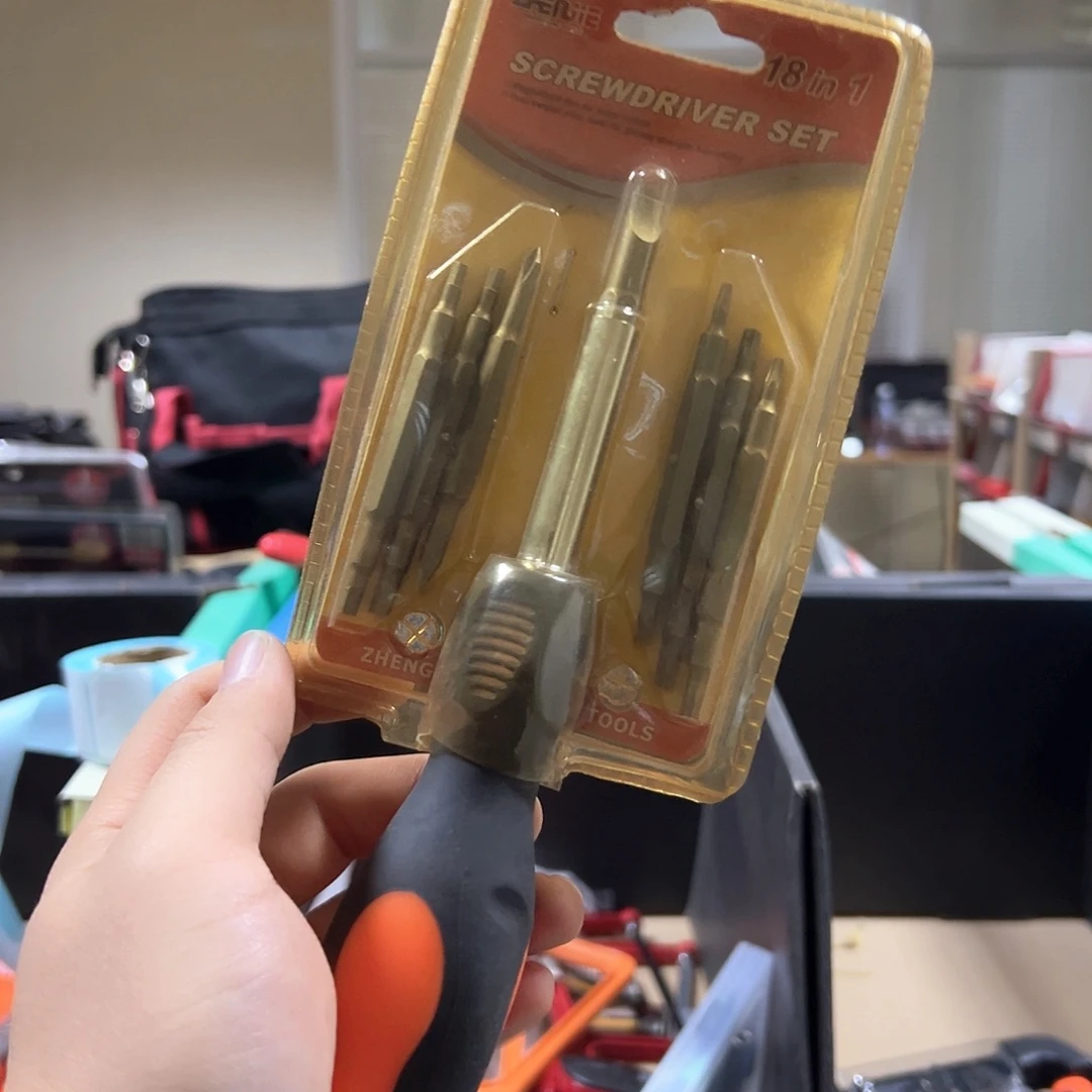 A04多功能螺丝刀18合一