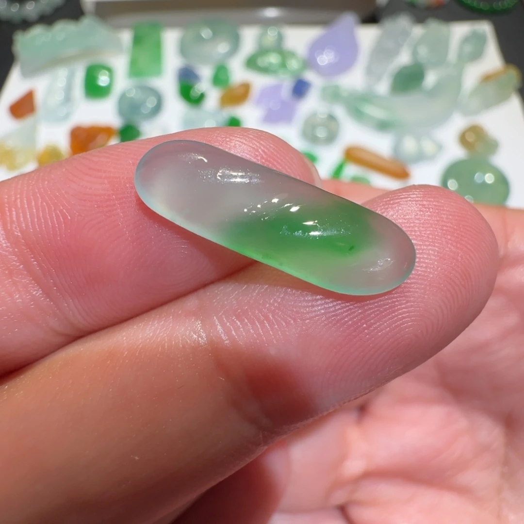 D***W定制翡翠未镶嵌冰种阳绿随行