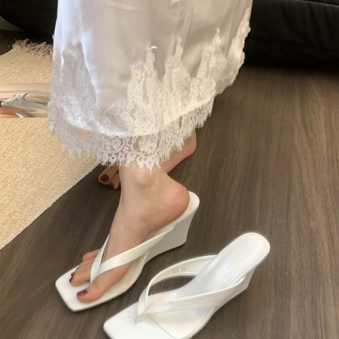 银色坡跟人字拖简约拖鞋女外穿2025新款夏季高跟夹趾方头增高凉拖