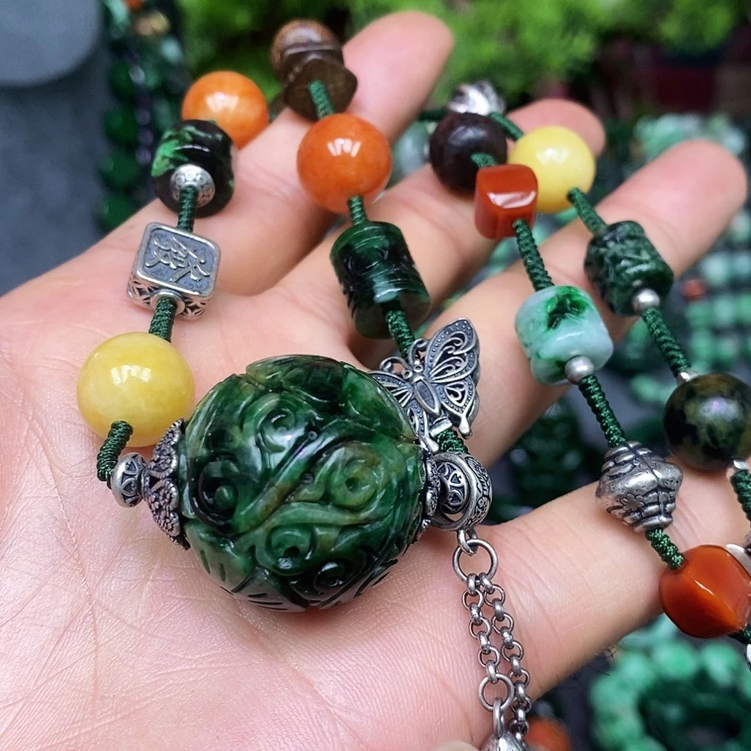 颈饰未镶嵌翡翠漂亮美眉