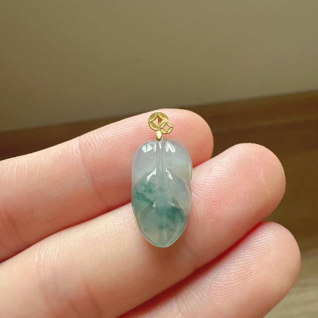 天然缅甸翡翠A货，18k金镶嵌小挂件飘花小树叶裸石尺寸18*10.1*4.7