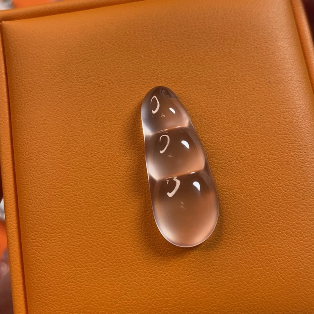 依***然石英质玉黑钢豆子未镶嵌