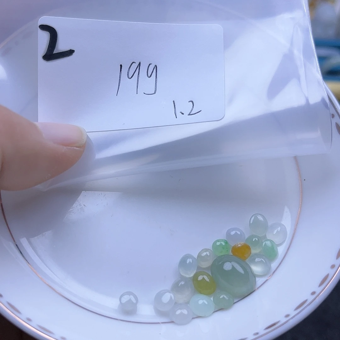 翡翠未镶嵌颈饰不退