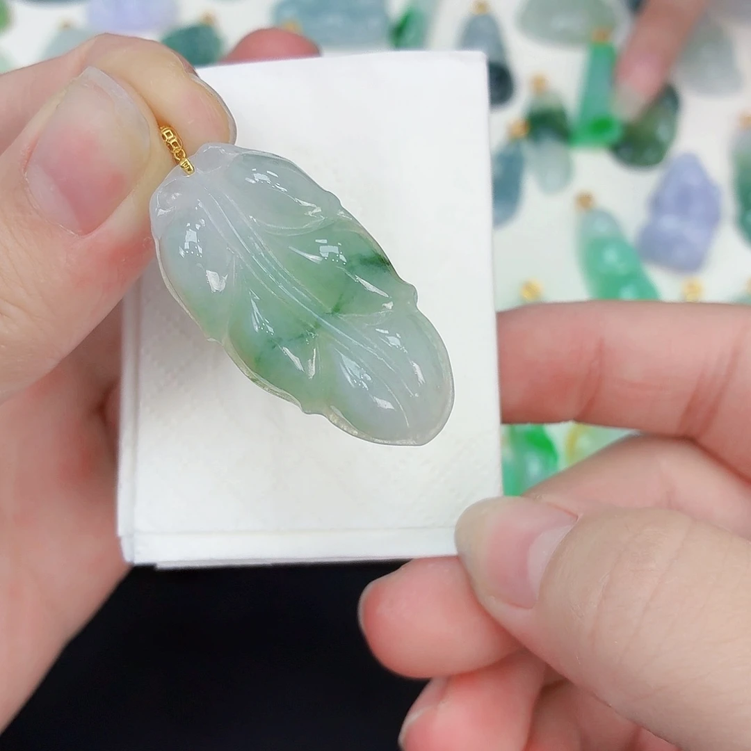 翡翠18K金镶嵌颈饰叶子吊坠